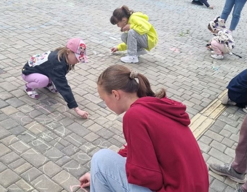 Художники объединили свои мечты в рисунках на асфальте..